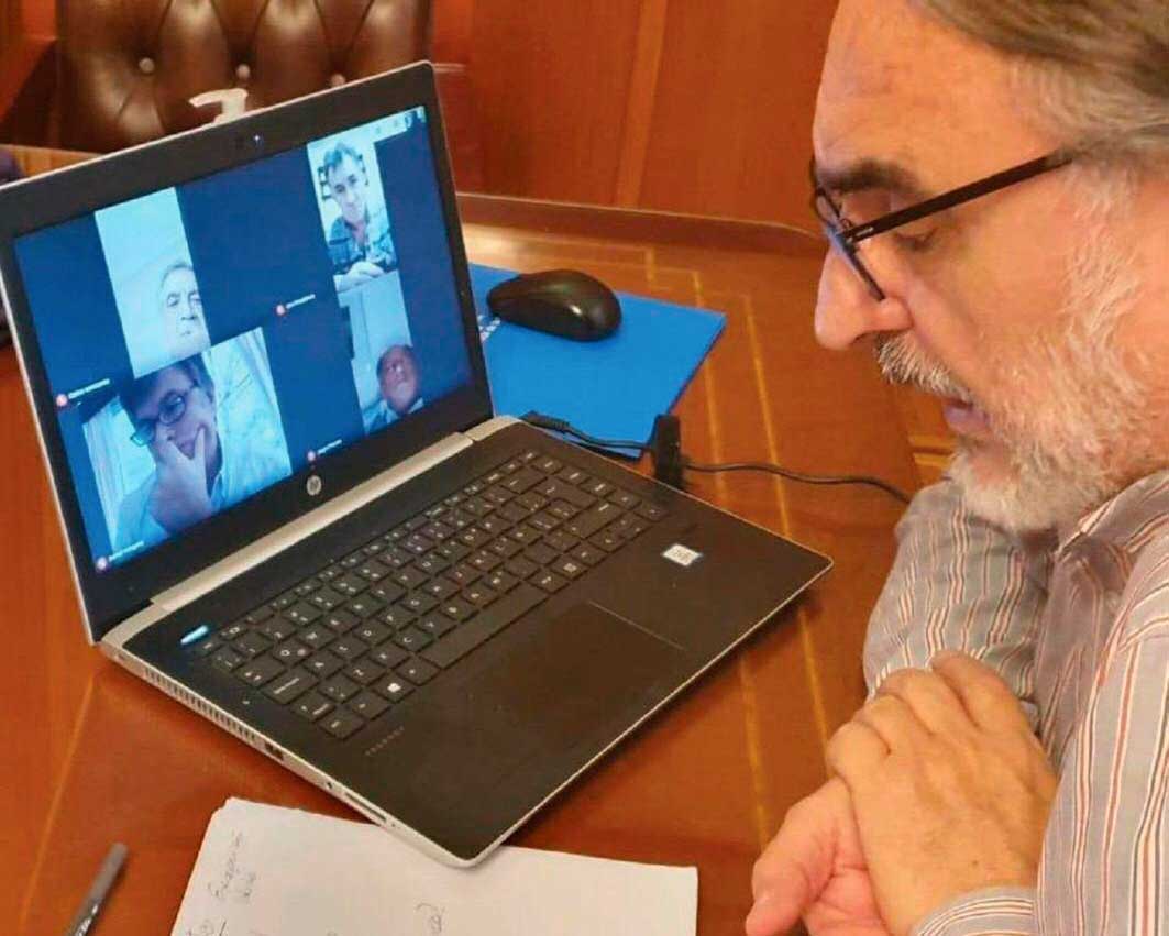 El Ministro de Agricultura, Luis Basterra, en plena videoconferencia con los dirigentes de la Mesa de Enlace.